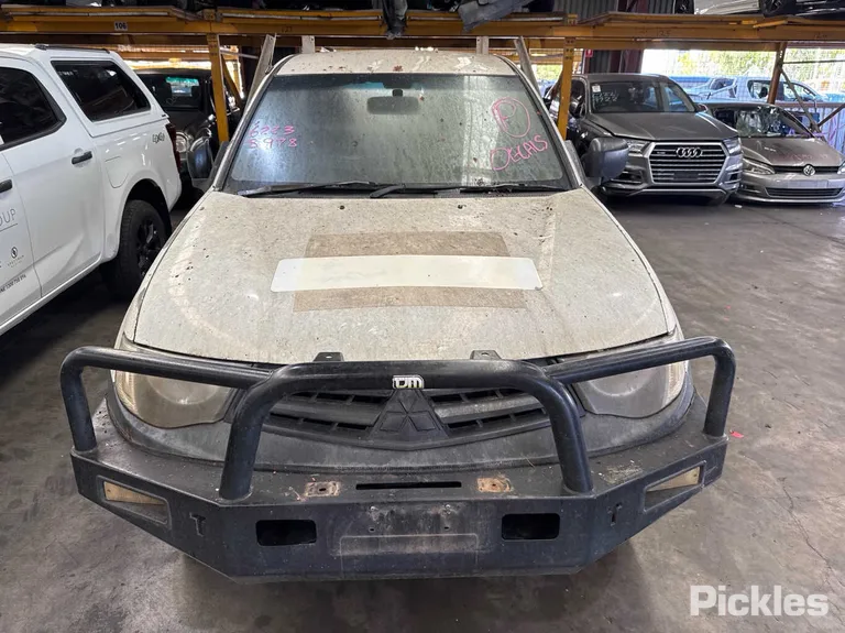 2013 Mitsubishi Triton Used VIN MMAENKA50DD004065 – dashboard