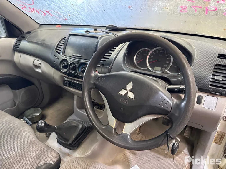 2013 Mitsubishi Triton Used VIN MMAENKA50DD004065 – interior seats