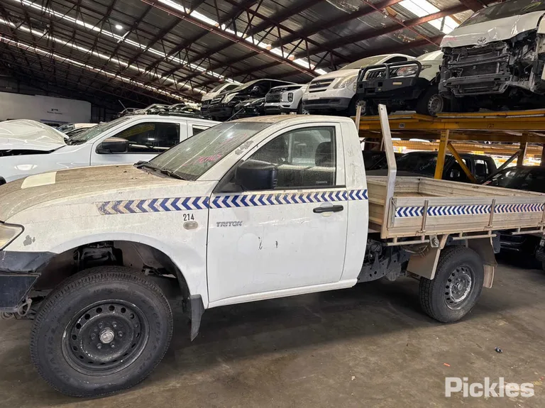 2013 Mitsubishi Triton Used VIN MMAENKA50DD004065 – engine bay