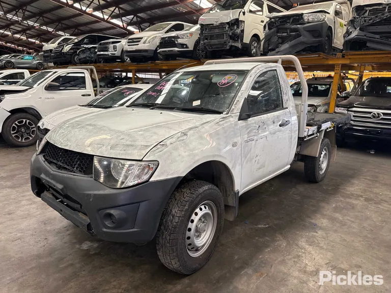 2013 Mitsubishi Triton Used VIN MMAENKA50DD012363 – engine bay