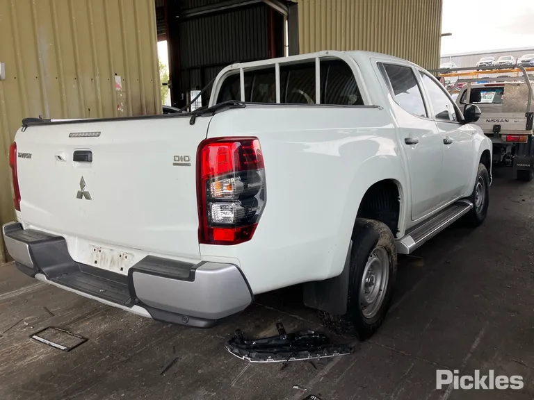 2020 Mitsubishi Triton Used VIN MMAJLKK10MH005527 – engine bay