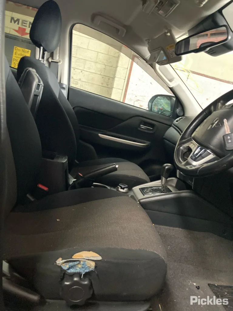 2019 Mitsubishi Triton Damaged VIN MMAJLKL10KH011266 – interior seats