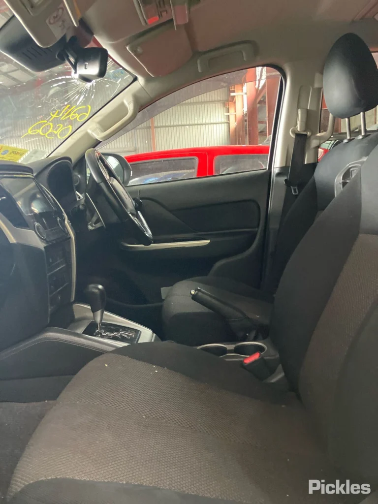 2019 Mitsubishi Triton Damaged VIN MMAJLKL10KH011266 – photo 11