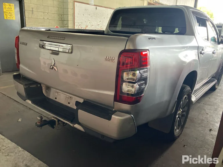 2019 Mitsubishi Triton Damaged VIN MMAJLKL10KH011266 – photo 20