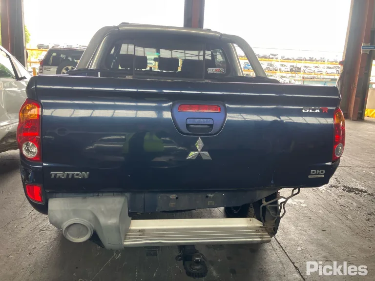 2010 Mitsubishi Triton Damaged VIN MMAJNKB40AD016054 – trunk area