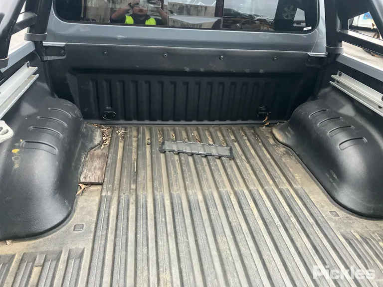 2023 Nissan Navara Used VIN MNTCBND23A0025199 – trunk area