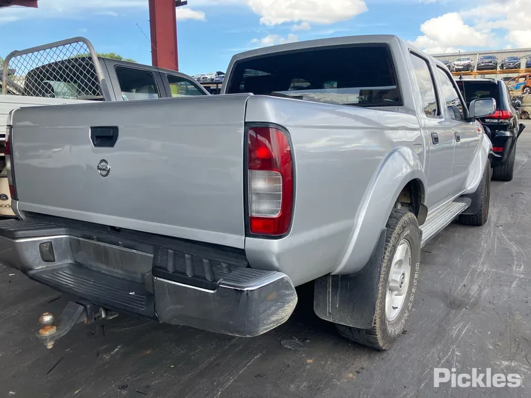 2014 Nissan Navara Used VIN MNTCPUD22A0023470 – engine bay