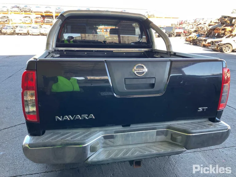 2011 Nissan Navara Damaged VIN MNTVCUD40A0021977 – side profile