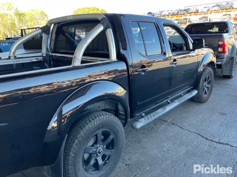 2011 Nissan Navara Damaged VIN MNTVCUD40A0021977 – interior seats