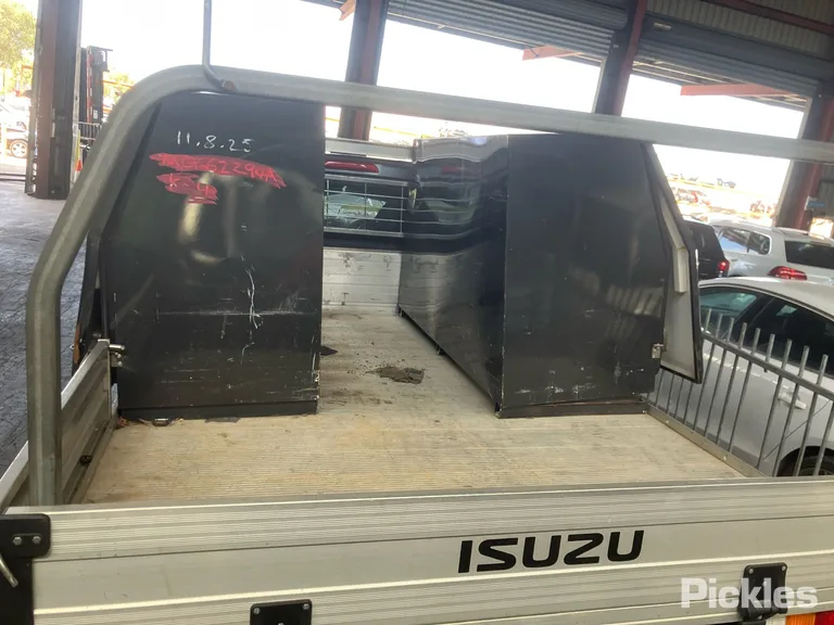 2024 Isuzu D-MAX Used VIN MPATFR87JRT003169 – trunk area 2024 Isuzu D-MAX Used VIN MPATFR87JRT003169 – trunk area