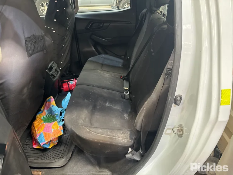2022 Isuzu D-MAX Damaged VIN MPATFS40JPG002452 – interior seats
