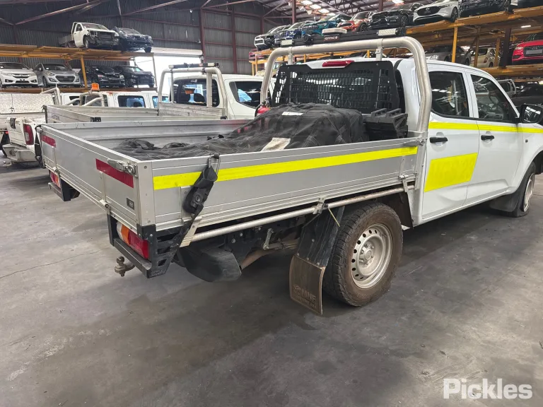 2022 Isuzu D-MAX Damaged VIN MPATFS40JPG002452 – trunk area