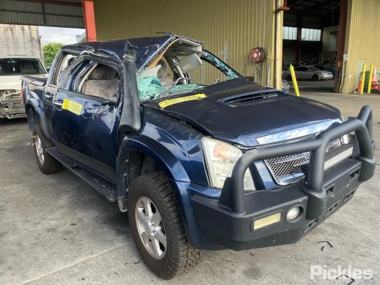 2009 Isuzu D-MAX Damaged VIN MPATFS85H9T102181 – interior seats