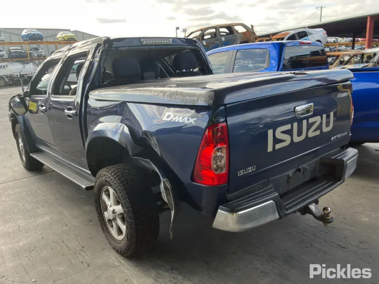 2009 Isuzu D-MAX Damaged VIN MPATFS85H9T102181 – engine bay