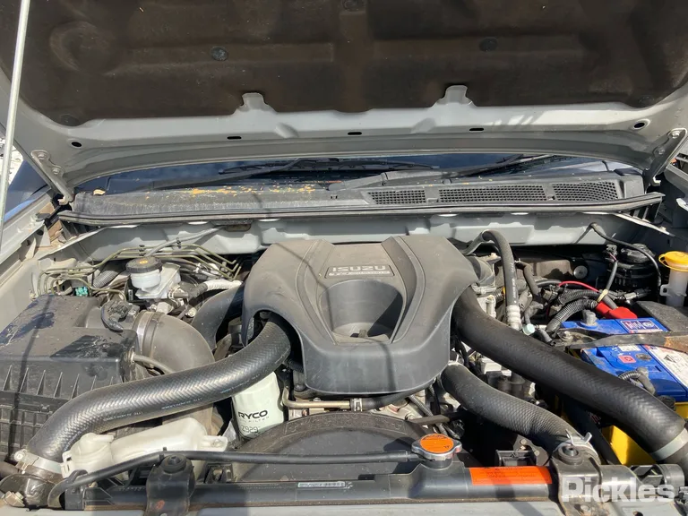 2013 Isuzu D-MAX Used VIN MPATFS85JDT008171 – trunk area