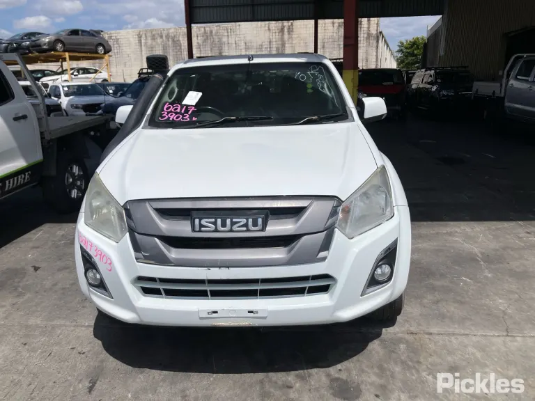 2019 Isuzu D-MAX Damaged VIN MPATFS85JKT010027 – trunk area 2019 Isuzu D-MAX Damaged VIN MPATFS85JKT010027 – trunk area