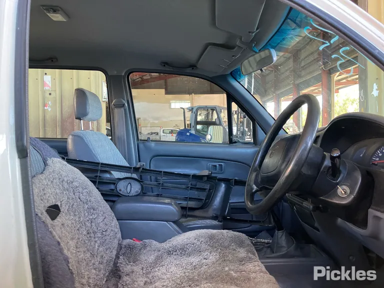 2000 Toyota Hilux Used VIN MR033UNE907000766 – side profile
