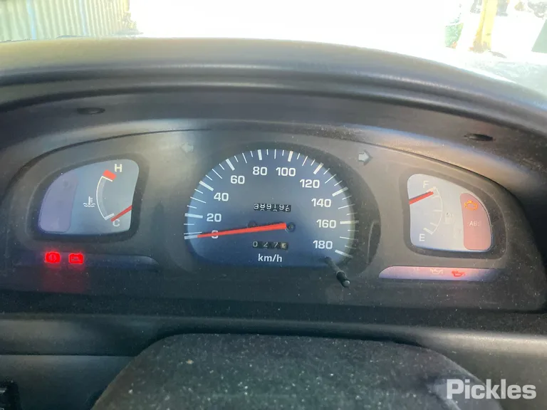 2000 Toyota Hilux Used VIN MR033UNE907000766 – dashboard