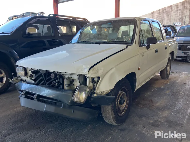 2000 Toyota Hilux Used VIN MR033UNE907000766 – interior seats