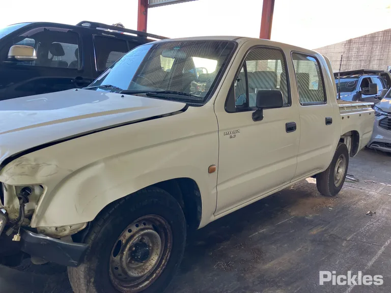 2000 Toyota Hilux Used VIN MR033UNE907000766 – engine bay