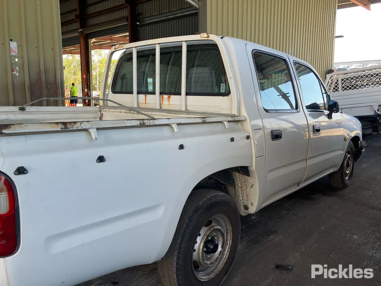 2000 Toyota Hilux Used VIN MR033UNE907000766 – photo 11
