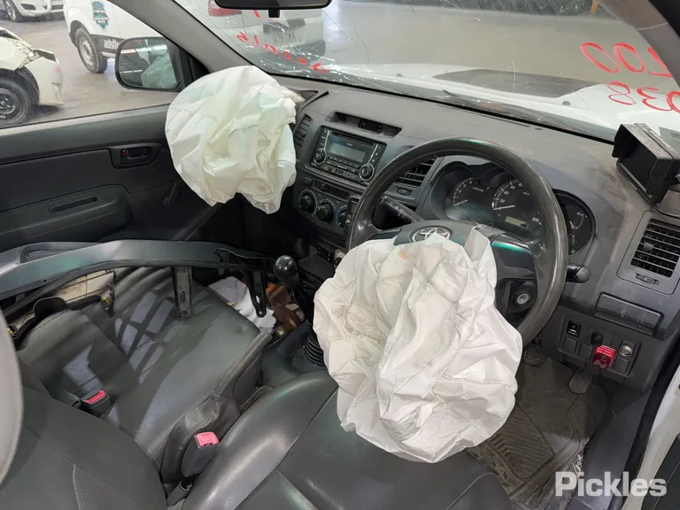 2013 Toyota Hilux Used VIN MR0CX12G300103035 – rear exterior