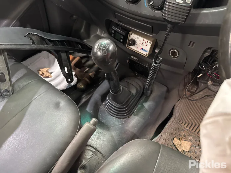 2013 Toyota Hilux Used VIN MR0CX12G300103035 – trunk area