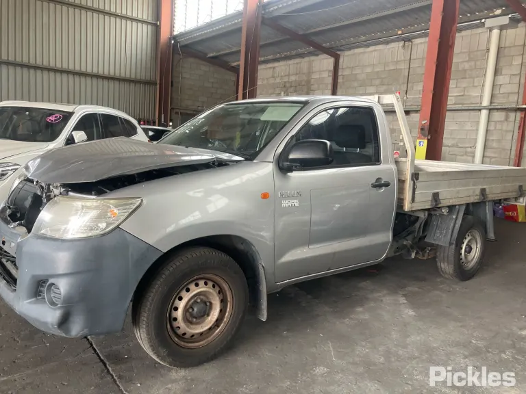 2015 Toyota Hilux Damaged VIN MR0CX12G800134331 – engine bay