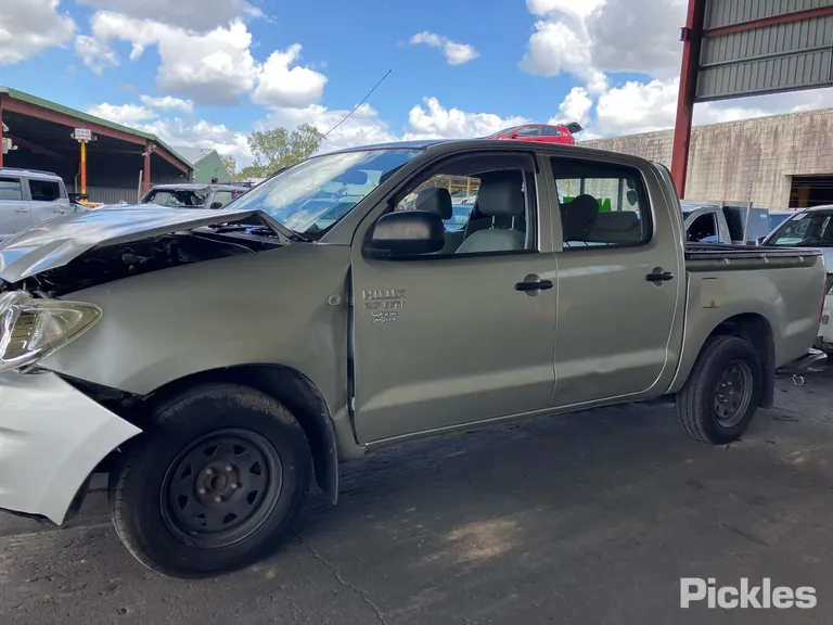 2008 Toyota Hilux Used VIN MR0EX12G302018144 – engine bay 2008 Toyota Hilux Used VIN MR0EX12G302018144 – engine bay