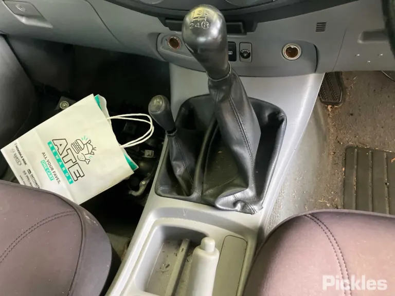 2006 Toyota Hilux Damaged VIN MR0FZ29G401528082 – undercarriage