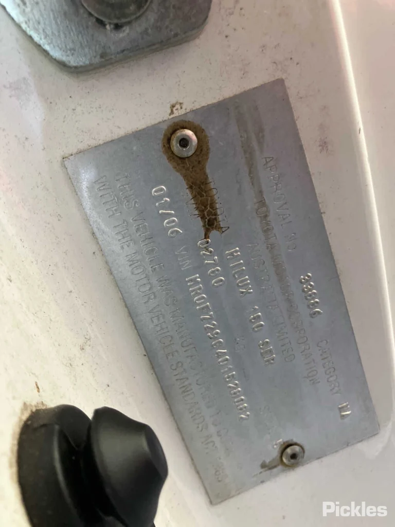 2006 Toyota Hilux Damaged VIN MR0FZ29G401528082 – trunk area