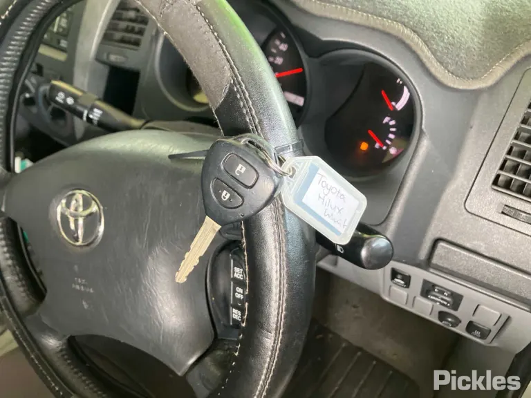 2006 Toyota Hilux Damaged VIN MR0FZ29G401528082 – odometer reading