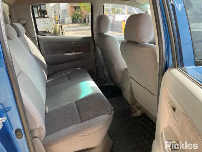 2010 Toyota Hilux Damaged VIN MR0FZ29G901592893 – interior seats