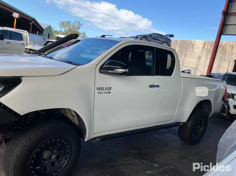 2017 Toyota Hilux Used VIN MR0KA3CC201162172 – side profile