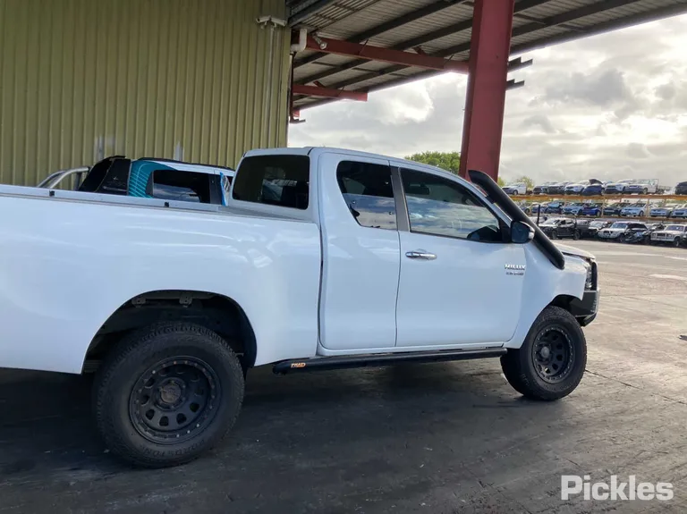 2017 Toyota Hilux Used VIN MR0KA3CC201162172 – trunk area