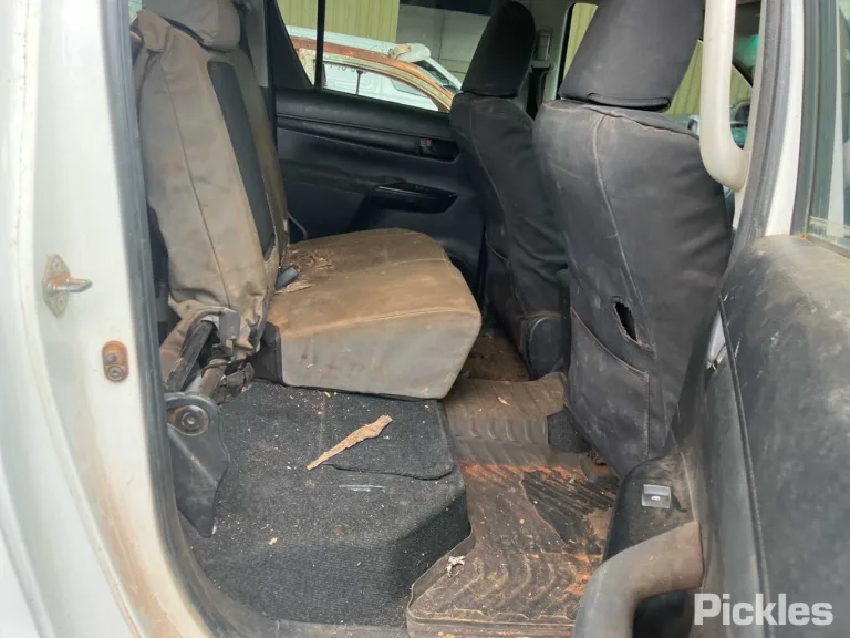 2016 Toyota Hilux Damaged VIN MR0KA3CD301302352 – dashboard