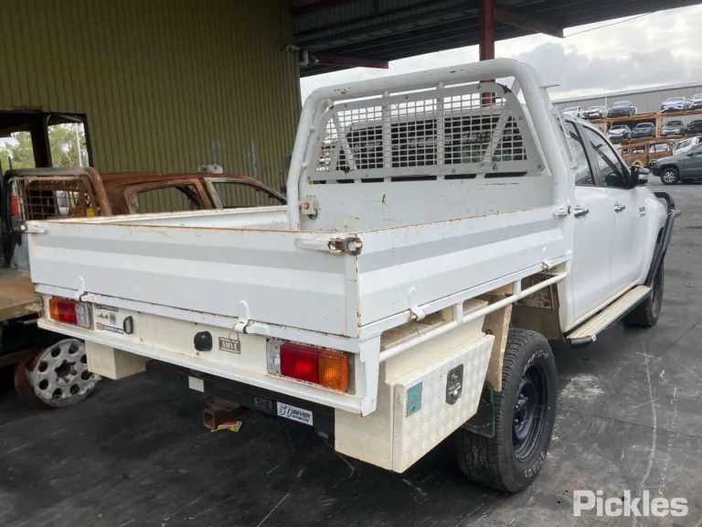 2016 Toyota Hilux Damaged VIN MR0KA3CD301302352 – trunk area