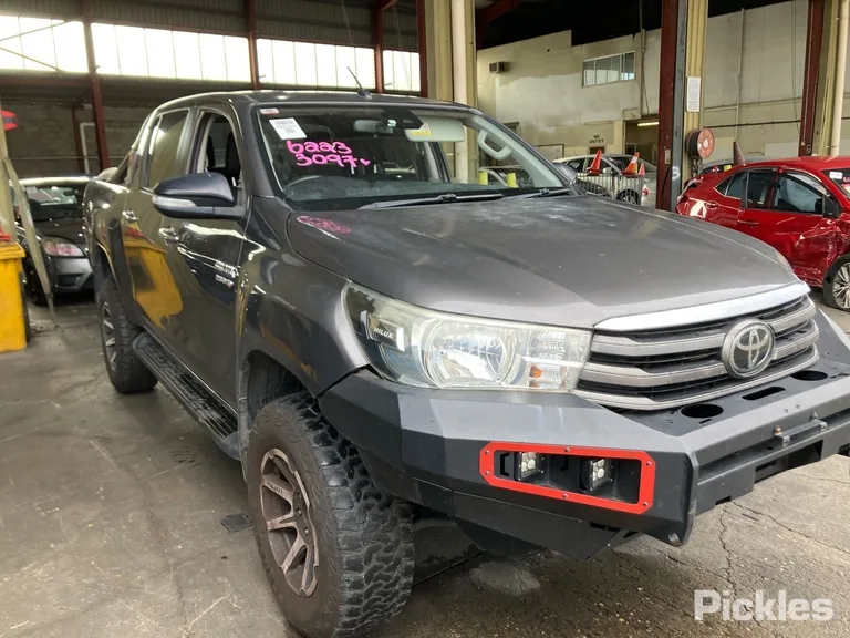 2016 Toyota Hilux Used VIN MR0KA3CD401302800 – trunk area