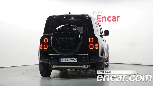 2025 Land Rover Defender (L663) 110 P300 X-Dynamic SE Sold VIN SALEA7BX2S2391612 – photo 17