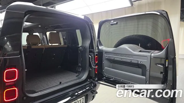 2025 Land Rover Defender (L663) 110 P300 X-Dynamic SE Sold VIN SALEA7BX4S2482316 – trunk area