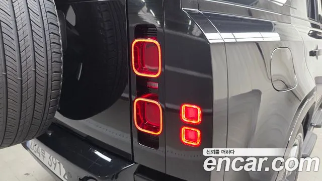 2025 Land Rover Defender (L663) 110 P300 X-Dynamic SE Sold VIN SALEA7BX4S2482316 – photo 33