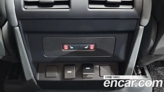 2023 Land Rover Defender (L663) 110 P300 X-Dynamic SE Sold VIN SALEA7BX8P2235033 – interior seats