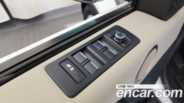 2020 Land Rover Discovery 5 2.0 SD4 SE Sold VIN SALRA2BN6L2433106 – trunk area