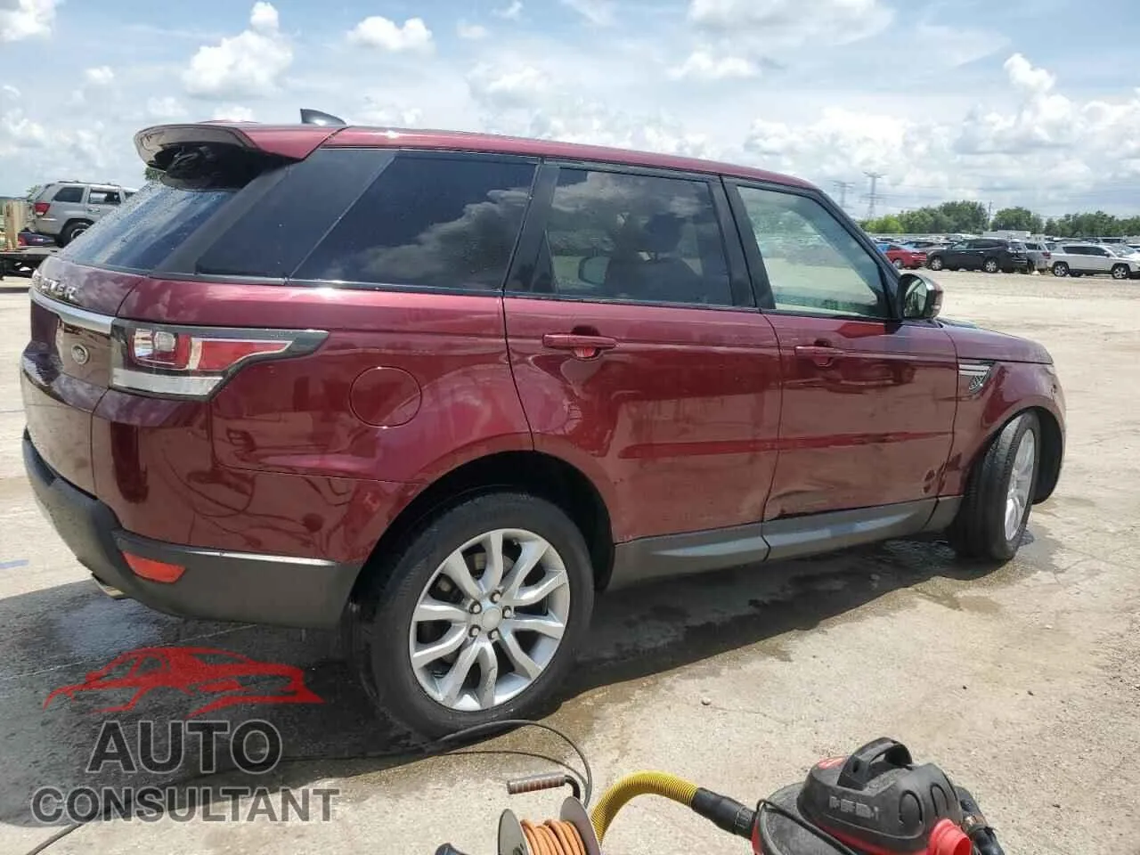 2017 LAND ROVER RANGEROVER Damaged VIN SALWR2FV4HA132174 – side profile 2017 LAND ROVER RANGEROVER Damaged VIN SALWR2FV4HA132174 – side profile