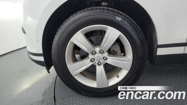 2019 Land Rover Range Rover Velar 2.0 D240 S Sold VIN SALYA2BN9KA205875 – trunk area 2019 Land Rover Range Rover Velar 2.0 D240 S Sold VIN SALYA2BN9KA205875 – trunk area