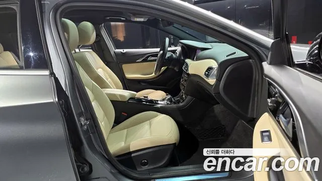 2019 Infiniti Q30 2.0 Essential Sold VIN SJKCH53E6KA012478 – front exterior