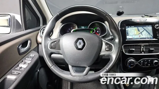 2018 Renault Clio Intens Sold VIN VF15RBJ0DJR437981 – trunk area