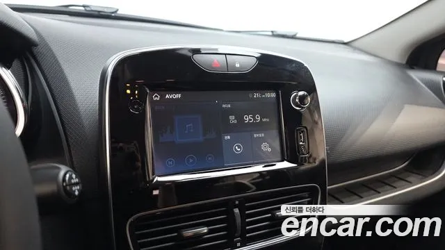 2018 Renault Clio Zen Sold VIN VF15RBJ0DJR489318 – front exterior