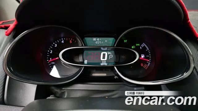 2019 Renault Clio Intens Panoramic Sold VIN VF1R98000KR736316 – front exterior 2019 Renault Clio Intens Panoramic Sold VIN VF1R98000KR736316 – front exterior