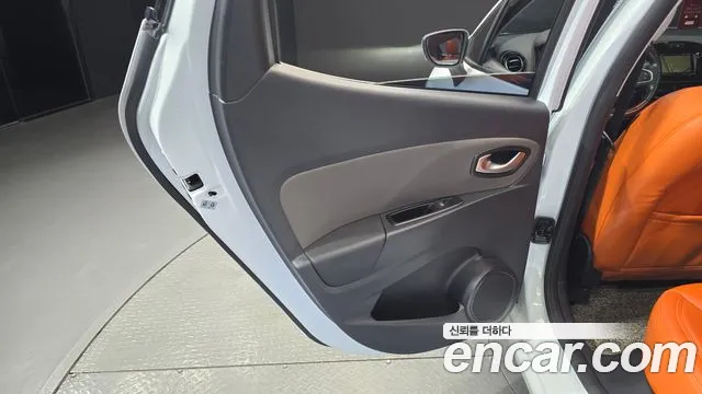 2019 Renault Clio Intens Panoramic Sold VIN VF1R98005KR775855 – trunk area